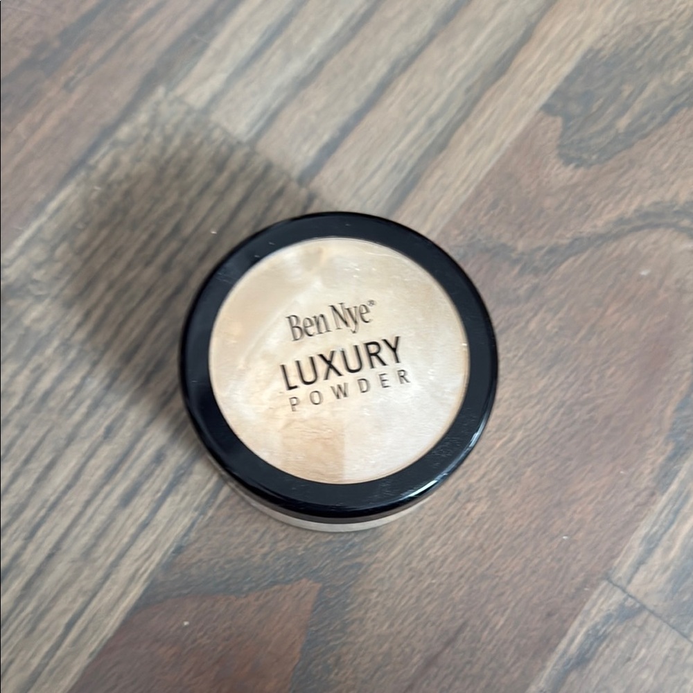 Ben Nye Luxury Powder